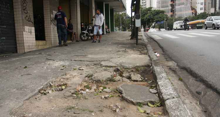 Pedestres de BH enfrentam buracos, lixos e desníveis nas calçadas; projeto está paralisado  - Edesio Ferreira/EM/D.A Press