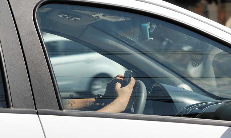 Exagero no uso de funções de smartphones ao dirigir aumenta risco de acidentes - Fotos: Beto Novaes/EM/D.A PRESS
