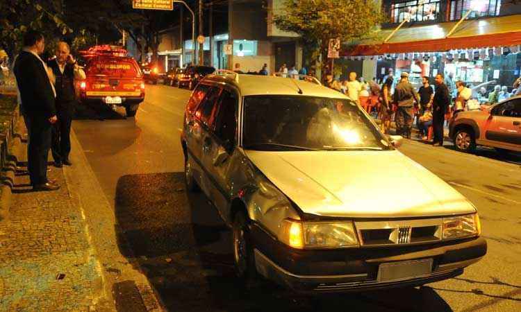 Motorista com sinais de embriaguez bate em canteiro na Avenida Getúlio Vargas - Marcos Vieira/EM/D A Press
