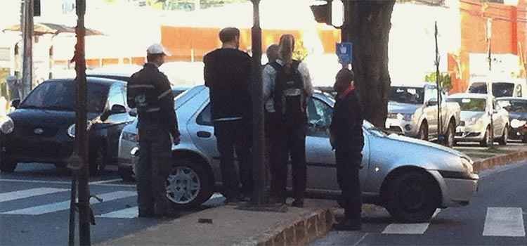 Acidente deixa motociclista ferido e complica trânsito na Av. Raja Gabáglia - Benny Cohen/EM/D.A Press
