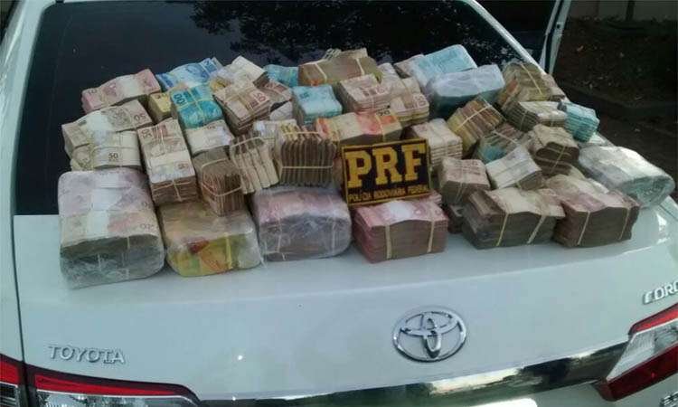 Motorista é detido com R$ 1 milhão em dinheiro na BR-365 - Polícia Rodoviária Federal/Divulgação