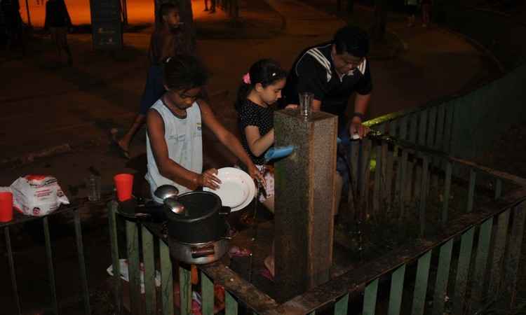 Moradores de vila sem água há três dias usam bebedouros da Praça JK para consumo - Túlio Santos/EM/D A Press