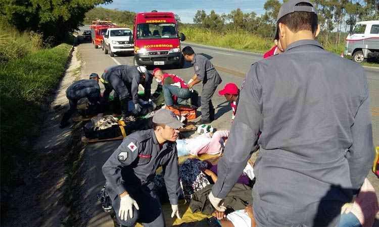 Acidente com van deixa 13 feridos na BR-262, em Luz - Corpo de Bombeiros/Divulgação