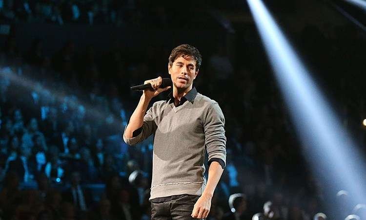 Enrique Iglesias é ferido por drone durante show no México - AFP PHOTO/POOL/ROBERT GAUTHIER