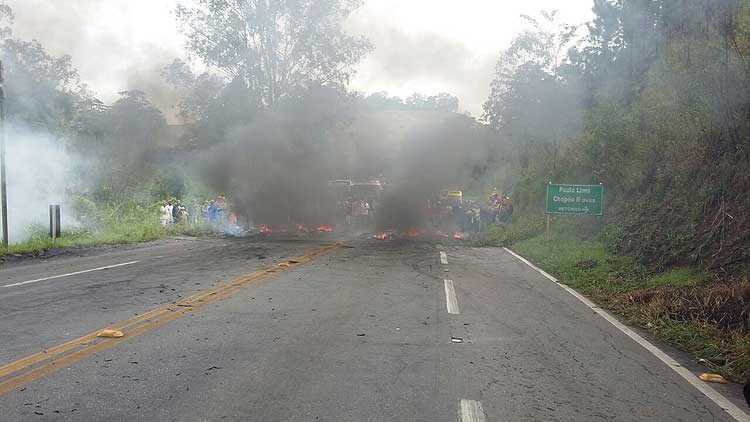  BR-040 é bloqueada por manifestantes na Zona da Mata de Minas - PRF/Divulgação 