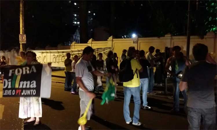 Manifestantes protestam contra Fernando Pimentel em frente ao Palácio da Liberdade - MArcos Vieira/EM/D.A Press 