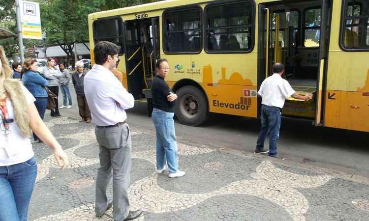 Elevador para cadeirantes apresenta defeito e passageiros são obrigados a desembarcar - Gladyston Rodrigues/EM/D.A Press