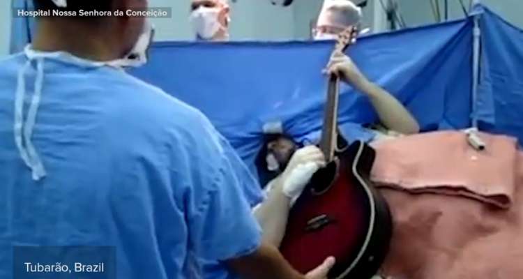 Paciente toca violão durante cirurgia na cabeça - Mashable/Daily Motion