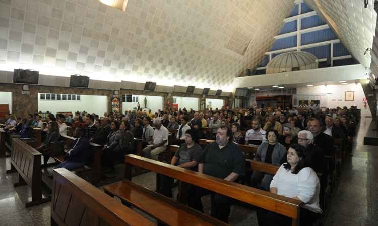 Familiares, amigos e autoridades participam da missa de sétimo dia de  Édison Zenóbio - Túlio Santos/E.M/D.A/Press