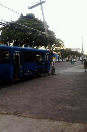 Ônibus da linha 4403d bate em poste na Pedro II - Wagner Alves Ribeiro