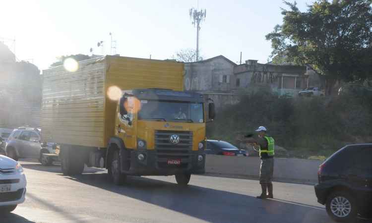 Operação multa 102 caminhoneiros na faixa da esquerda do Anel Rodoviário de BH - Paulo Filgueiras/EM/D.A Press