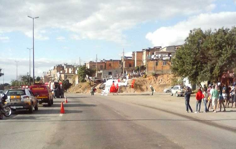 Motociclista bate em carro, cai na pista e morre atingido por ônibus - Polícia Militar/Divulgação