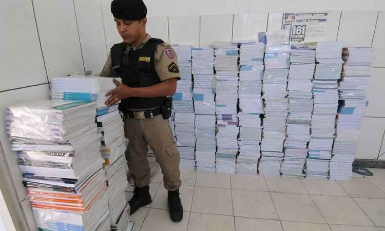 PM encontra livros didáticos abandonados em lote vago na Grande BH -  Beto Novaes/EM DA Press