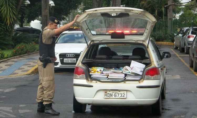 Polícia registra terceiro caso de livros didáticos abandonados em Ribeirão das Neves - Gladyston Rodrigues/EM/D.A Press
