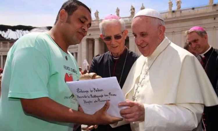 Papa recebe representante mineiro da comissão brasileira de hansenianos no Vaticano - Artur Custódio/Mohran/Divulgação 