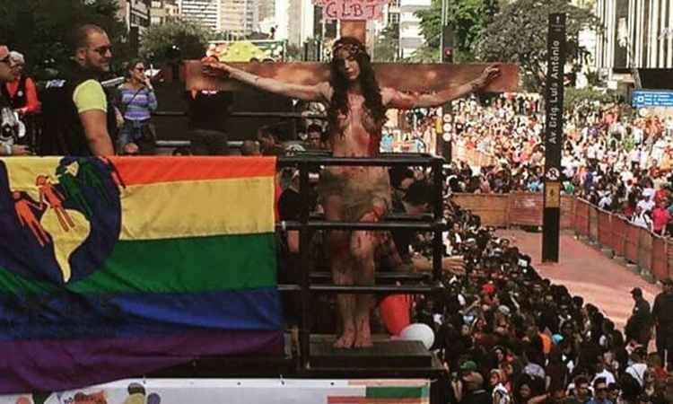 Transexual que desfilou 'crucificada' em parada LGBT vai processar Marcos Feliciano - Reprodução/Facebook