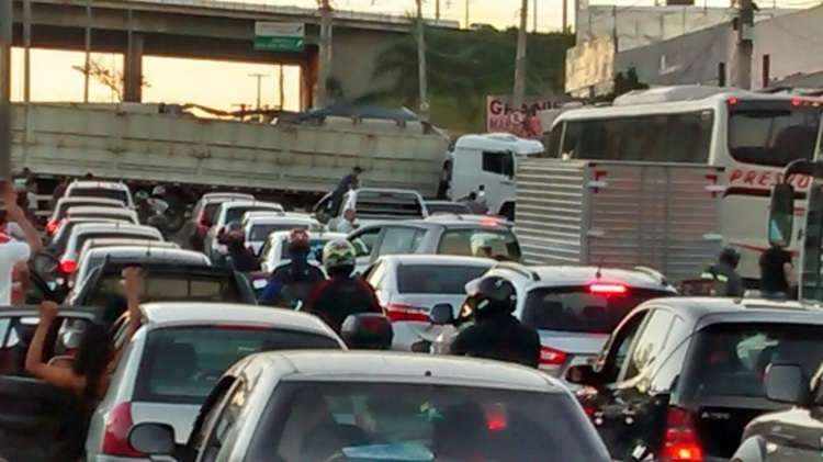 Carreta atravessada na pista bloqueia o trânsito na Avenida Antônio Carlos, em BH - Alessandro Carlos Moreira Tavares/Divulgação
