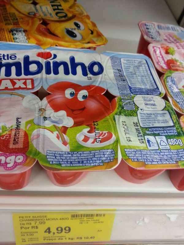 Consumidora flagra produto vencido em loja do Carrefour em BH - Leandro Couri/EM/D.A. Press