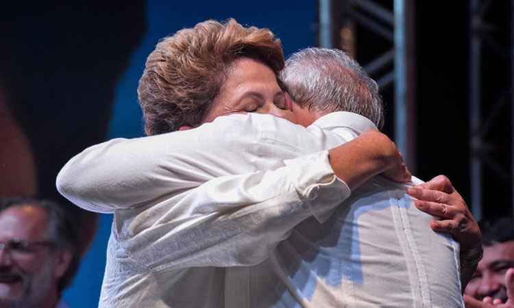 Após crise na relação, Dilma posta foto abraçada com Lula no Dia do Amigo - Reprodução/Facebook