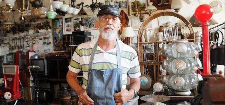 Ex-professor guarda relíquias em antiquário na Região Leste de BH - Cristina Horta/EM/D.A Press