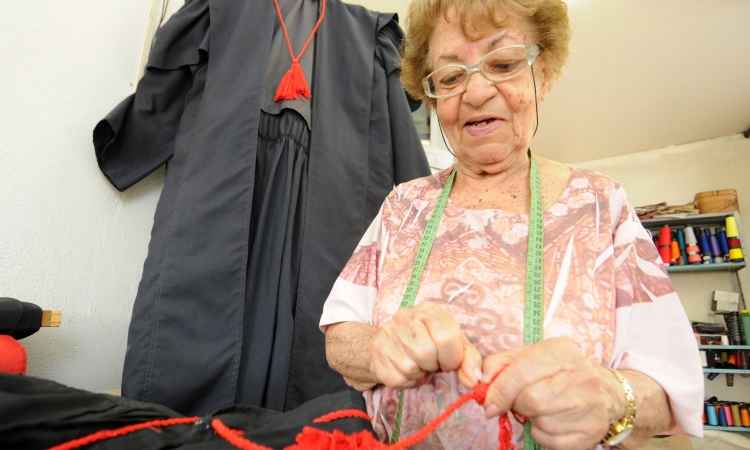 Há quase 70 anos, costureira de BH confecciona togas usadas por juízes de todo país - Ramon Lisboa/EM/D.A Press