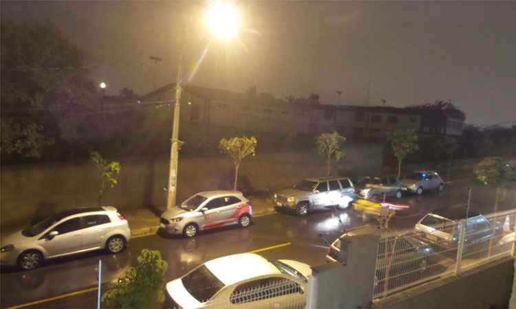 Moradores reclamam de falta de energia após chuva em BH - Gladyston Rodrigues/EM/DA Press