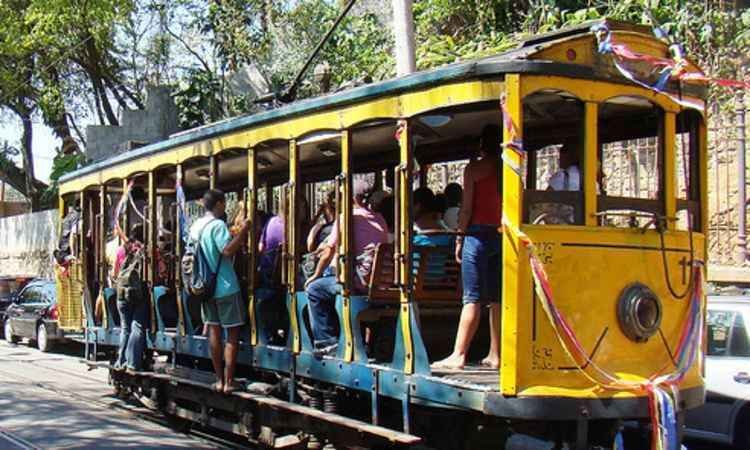 Após 4 anos, bondinho de Santa Teresa volta a circular em fase de testes no Rio - EBC