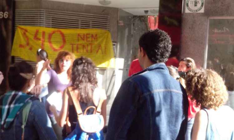 Movimento Tarifa Zero protesta na porta da casa do presidente da BHTrans - Edésio Ferreira/EM/DA Press