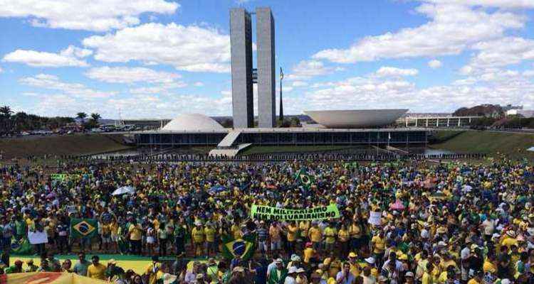 Manifestantes levam mandiocas a protesto contra o governo Dilma em Brasília - Marcelo Ferreira/CB/D.A Press