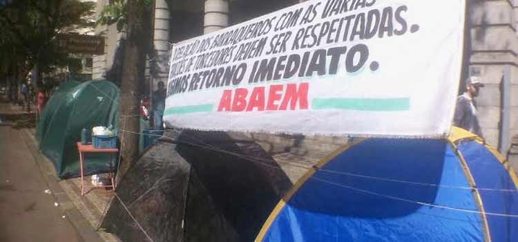 Barraqueiros do Mineirão acampam na porta da PBH contra licitação - Leandro Couri/EM/D.A Press