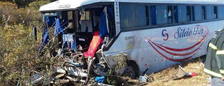 Acidente no Jequitinhonha  expõe perigo das viagens para tratamento médico em Minas - Corpo de Bombeiros/divulgação 