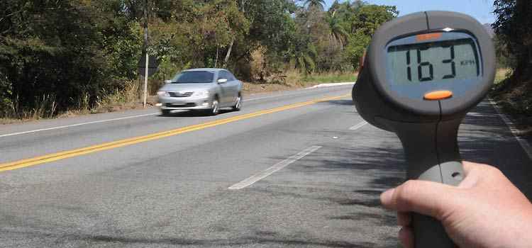 Flagrantes no trânsito são desafio para agentes - Beto Novaes/EM/D.A Press