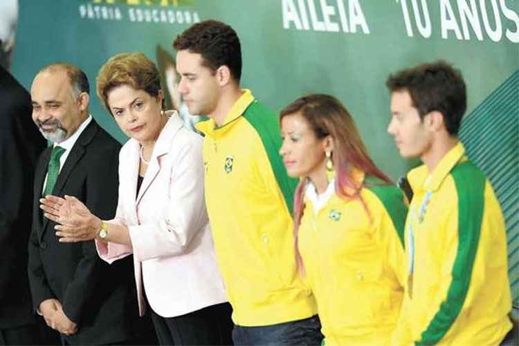 Dilma  fica irritada com assessor em cerimônia no Palácio do Planalto - Evaristo Sá/AFP