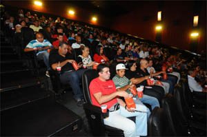 Dependentes químicos em recuperação assistem sessão de cinema especial em BH - Euler Júnior/EM/DA Press