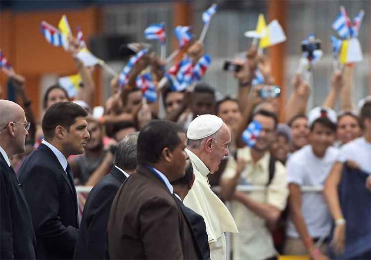 Reaproximação dos EUA e de Cuba deve ser exemplo para o mundo,  segundo o Papa - AFP PHOTO / FILIPPO MONTEFORTE 