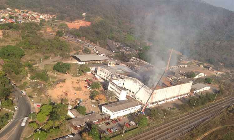 Bombeiros retomam combate a incêndio no prédio da Prefeitura de Santa Luzia - Corpo de Bombeiros/Divulgação