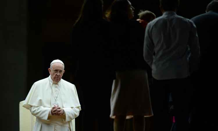 Papa Francisco defende casamento, mas pede "aproximação" com divorciados - AFP PHOTO / FILIPPO MONTEFORTE 