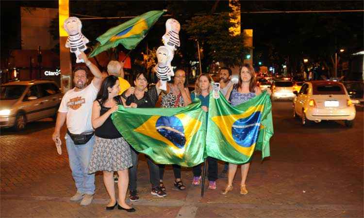 Rejeição das contas do governo Dilma é comemorada na Praça da Savassi - Túlio Santos/EM/D.A Press