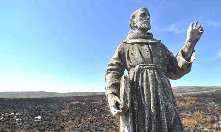 Liminar impede que estátua de São Francisco seja retirada da nascente do rio - Leandro Couri/EM/D.A Press - 24/09/2014