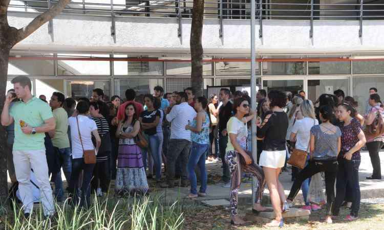 Médicos formados no exterior fazem prova na UFMG para revalidar o diploma - Paulo Filgueiras/EM/D.A Press