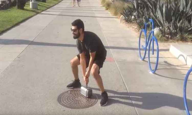 Vídeo: homem cria 'martelo do Thor' e desafia curiosos a erguer a engenhoca - Reprodução/Youtube