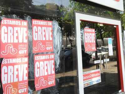 Bancários e Fenaban voltam a negociar greve nesta terça-feira  - Jair Amaral/EM/D.A Press