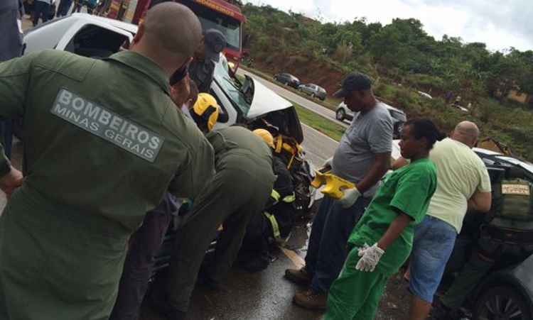 Três pessoas ficam feridas em acidente na MG50, em Juatuba - Corpo de Bombeiros/Divulgação