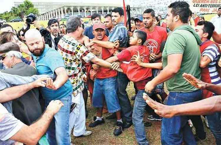 Manifestantes anti-Dilma são surpreendidos por sem-terra - renato Costa/Framephoto/estadão Conteúdo