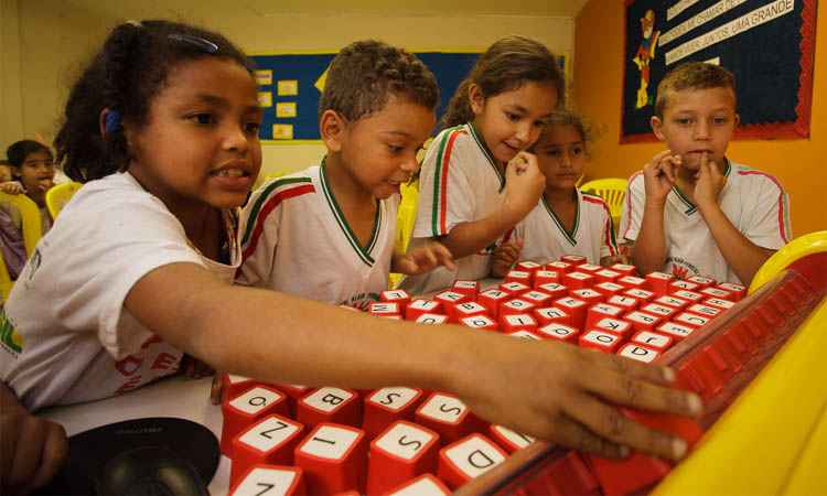Crianças contam com auxílio da tecnologia para aprender o bê-á-bá - Ramacrisna/Divulgação