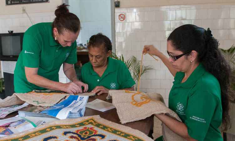 Projeto em Conceição do Mato Dentro capacita mulheres para a confecção de tapetes arraiolos - Laura Milan/Divulgação