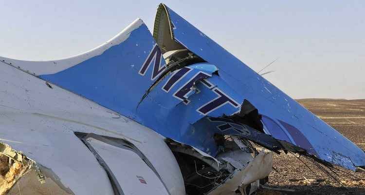 Apenas uma 'ação externa' pode explicar queda de avião russo no Egito, diz aérea - SELIMAN AL-OTEIFI/AFP