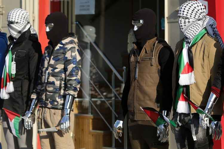 Mascarados, manequins de loja em Gaza exibem facas - AFP PHOTO / MAHMUD HAM