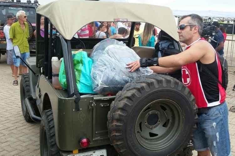 Jipeiros voluntários levam ajuda para pessoas ilhadas em locais atingidos por desastre - Jair Amaral/EM/D.A Press