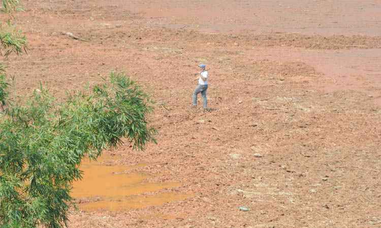 Especialistas alertam sobre perigos à saúde de quem teve contato com a lama em Mariana - Paulo Filgueiras/EM/DA Press